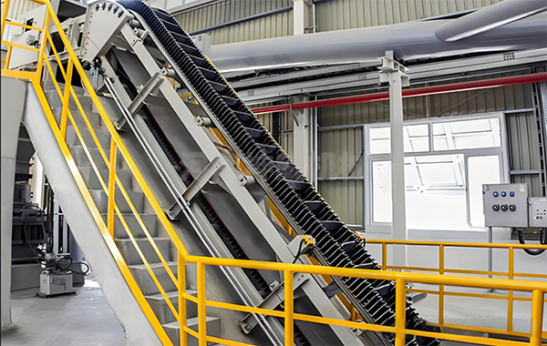 Bucket type belt conveyor.png