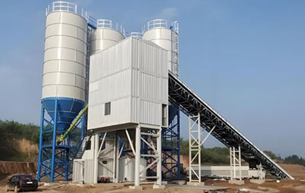 What are the characteristics of a simple concrete batching plant?